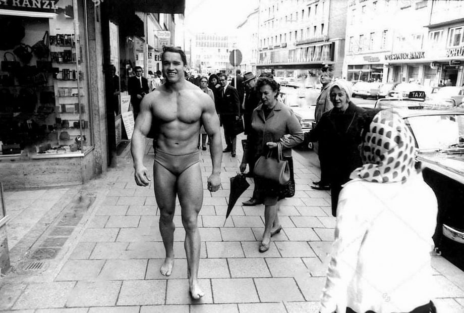 Arnold's famous walking and posing in Munich in 1968