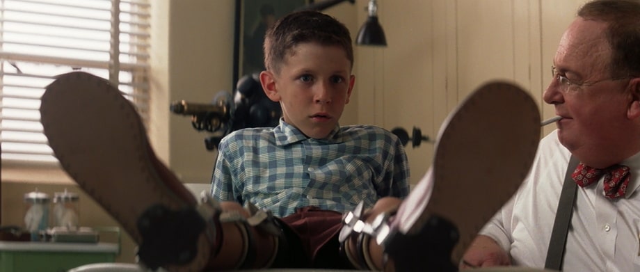 Young FORREST GUMP with braces on his legs