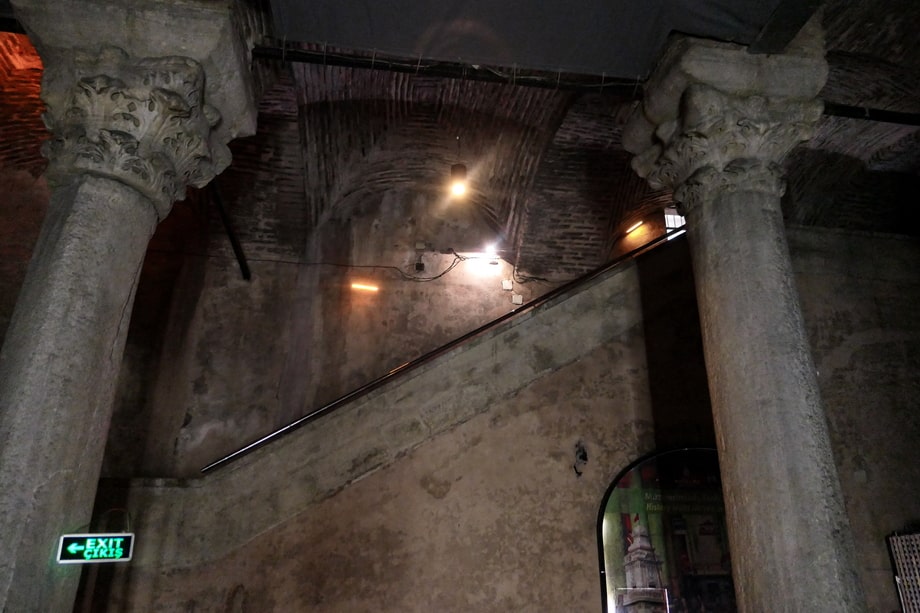 Basilica Cistern or Yerebatan Sarnici: James Bond location